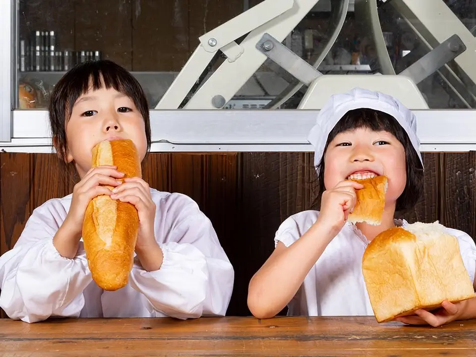 パンを頬張る子どもたち
